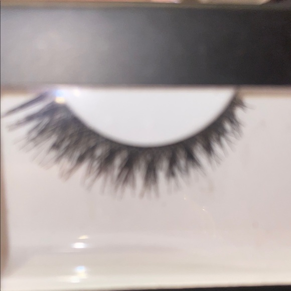 HUDA BEAUTY Lashes #16 in Black - Picture 4 of 4